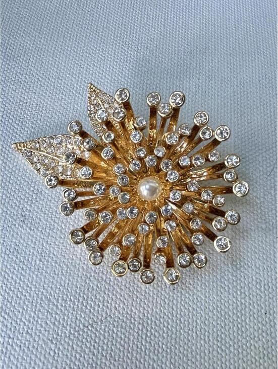 Jewelry - Vintage Gold Tone Rhinestone Chrysanthemum Flower Brooch Pin